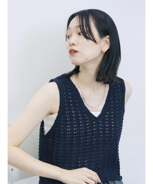 Samansa Mos2 blue（サマンサモスモスブルー）の「テープヤーン透かしニットベスト（ニット/セーター・レディース・ブラウン/キナリ/チャコールグレー・F）」の6枚目の写真