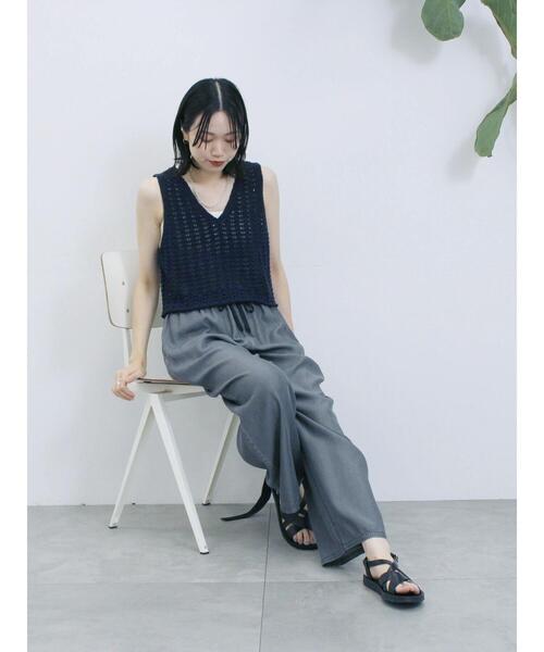 Samansa Mos2 blue（サマンサモスモスブルー）の「テープヤーン透かしニットベスト（ニット/セーター・レディース・ブラウン/キナリ/チャコールグレー・F）」の9枚目の写真