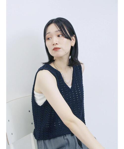 Samansa Mos2 blue（サマンサモスモスブルー）の「テープヤーン透かしニットベスト（ニット/セーター・レディース・ブラウン/キナリ/チャコールグレー・F）」の10枚目の写真