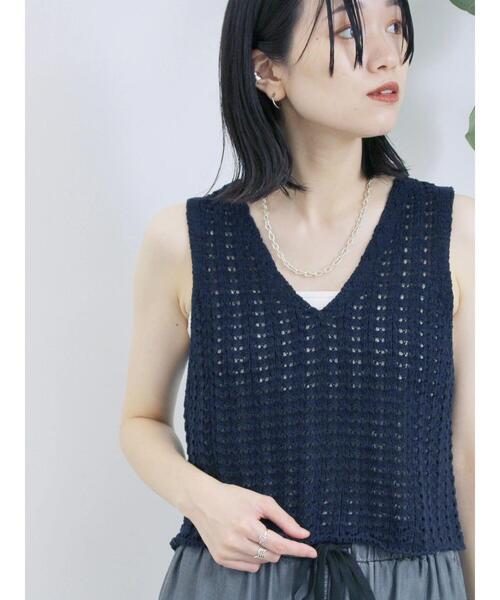 Samansa Mos2 blue（サマンサモスモスブルー）の「テープヤーン透かしニットベスト（ニット/セーター・レディース・ブラウン/キナリ/チャコールグレー・F）」の11枚目の写真