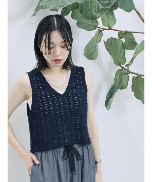Samansa Mos2 blue（サマンサモスモスブルー）の「テープヤーン透かしニットベスト（ニット/セーター・レディース・ブラウン/キナリ/チャコールグレー・F）」の12枚目の写真