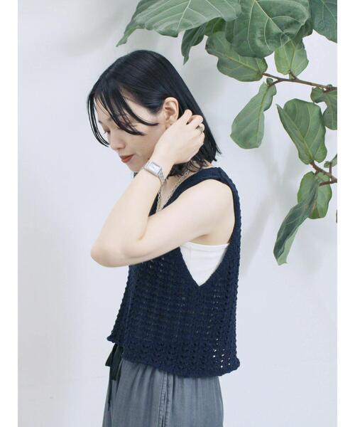 Samansa Mos2 blue（サマンサモスモスブルー）の「テープヤーン透かしニットベスト（ニット/セーター・レディース・ブラウン/キナリ/チャコールグレー・F）」の13枚目の写真