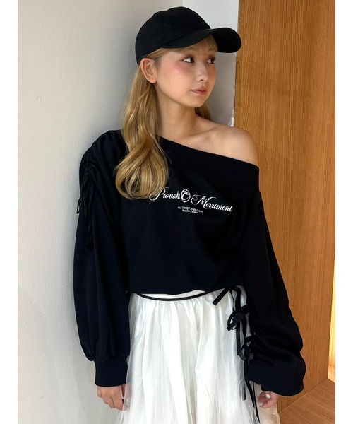 CALNAMUR(カルナムール)の「2WAY オフショルリボンスウェットプルオーバー(スウェット・レディース・ブラック/ブラウン/レッド・FREE)」の2枚目の写真