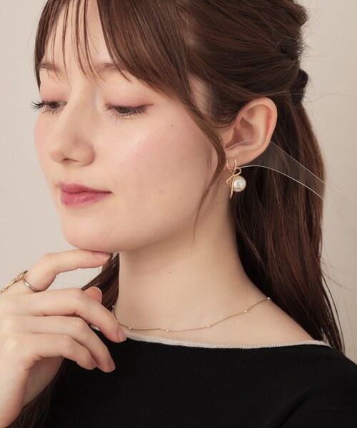 couture brooch（クチュールブローチ）の「ノットリボン一粒パール調ピアス（ピアス（両耳用）・レディース・ゴールド・00）」の2枚目の写真