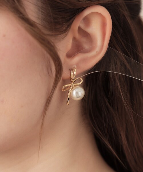 couture brooch（クチュールブローチ）の「ノットリボン一粒パール調ピアス（ピアス（両耳用）・レディース・ゴールド・00）」の6枚目の写真