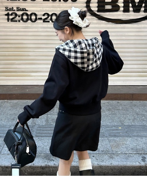 gossip!ロサンゼルス(ゴシップロサンゼルス)の「着回し力バツグン!ゆるっとラフな万能ショートジップチェック柄パーカー Y2K(パーカー・レディース・チェック・M)」の14枚目の写真