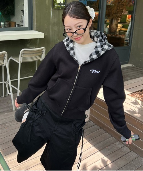 gossip!ロサンゼルス(ゴシップロサンゼルス)の「着回し力バツグン!ゆるっとラフな万能ショートジップチェック柄パーカー Y2K(パーカー・レディース・チェック・M)」の9枚目の写真