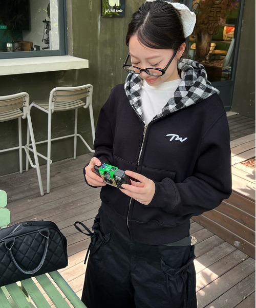 gossip!ロサンゼルス(ゴシップロサンゼルス)の「着回し力バツグン!ゆるっとラフな万能ショートジップチェック柄パーカー Y2K(パーカー・レディース・チェック・M)」の15枚目の写真