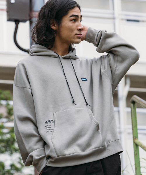 FREAK'S STORE（フリークスストア）の「限定展開 KAVU×FREAK'S STORE/カブー 別注 ビッグシルエット ワンポイント刺繍 プルオーバー パーカー / フーディ（パーカー・メンズ・ネイビー/グリーン/ブラック/グレイッシュベージュ/アッシュグレー・SMALL/MEDIUM/LARGE）」の4枚目の写真