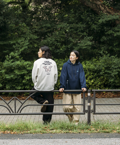 FREAK'S STORE（フリークスストア）の「限定展開 KAVU×FREAK'S STORE/カブー 別注 ビッグシルエット ワンポイント刺繍 プルオーバー パーカー / フーディ（パーカー・メンズ・ネイビー/グリーン/ブラック/グレイッシュベージュ/アッシュグレー・SMALL/MEDIUM/LARGE）」の16枚目の写真