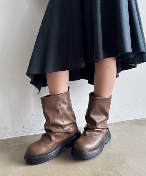 VACANCY（ヴァカンシー）の「カバーミディアム厚底ブーツ（ブーツ・レディース・ブラック/ブラウン・LARGE/MEDIUM）」の5枚目の写真