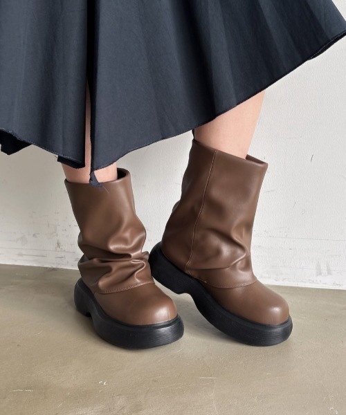 VACANCY（ヴァカンシー）の「カバーミディアム厚底ブーツ（ブーツ・レディース・ブラック/ブラウン・LARGE/MEDIUM）」の4枚目の写真