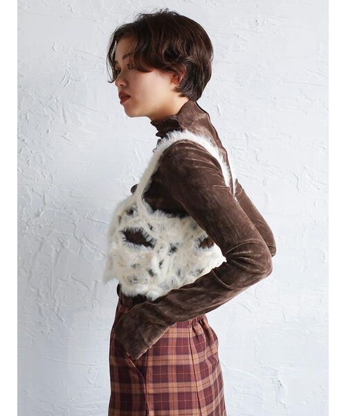 FIKA.(フィーカ)の「Flower motif feather knit bustier(その他トップス・レディース・グレー/オフホワイト・MEDIUM)」の4枚目の写真