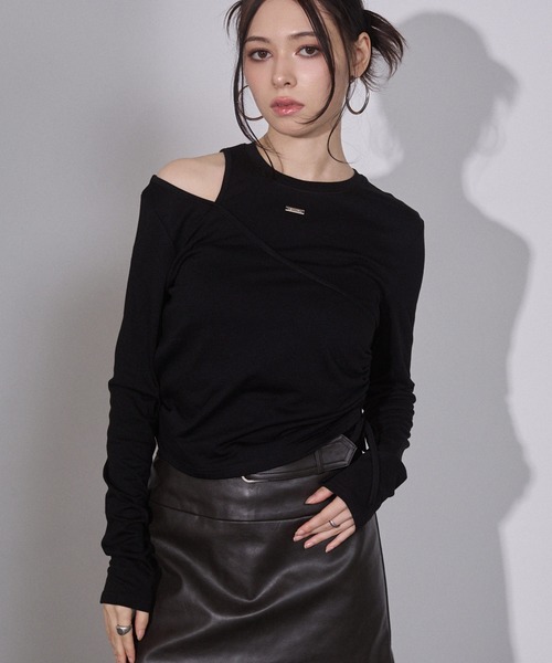 ENVYM（アンビー）の「ショルダーオープントップス（Tシャツ/カットソー・レディース・グレー/ブラック/カーキ・FREE）」の2枚目の写真