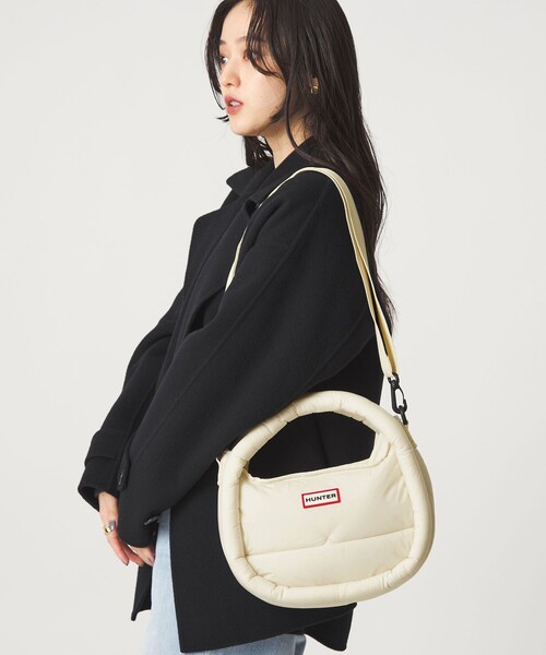 HUNTER（ハンター）の「＜HUNTER＞フレイムド パファー ホーボー バッグ （ミディ）（トートバッグ・レディース・ブラック/オフホワイト・FREE）」の3枚目の写真