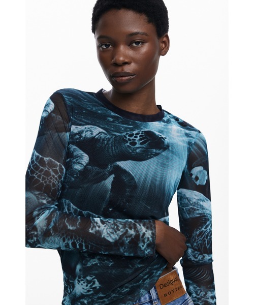 Desigual(デシグアル)の「【Desigual×BOTTER】オーシャンプリント亀Tシャツ(Tシャツ/カットソー・レディース・ブルー・S/M/L/XL)」の2枚目の写真