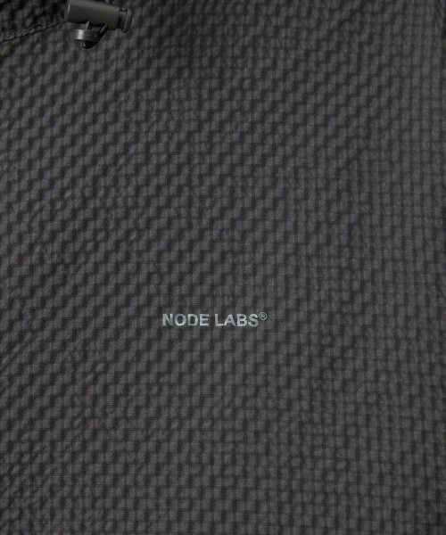 NODE LABS(ノードラボ)の「DEV:5 軽量フードパーカー アノラック_ダークグレー(ナイロンジャケット・メンズ・チャコール・MEDIUM/LARGE)」の5枚目の写真