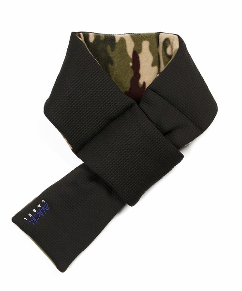 The DUFFER of ST.GEORGE（ザダファーオブセントジョージ）の「〔BLACK LABEL〕CAMO FLEECE MUFFLAR：裏迷彩柄フリース 差し込み マフラー（マフラー・メンズ・ブラック・F）」の2枚目の写真