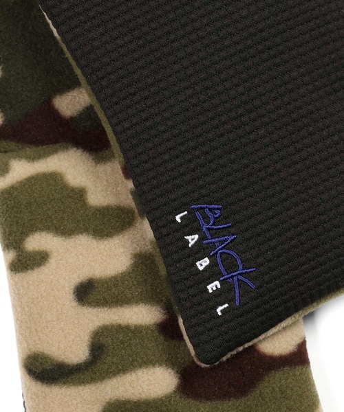The DUFFER of ST.GEORGE（ザダファーオブセントジョージ）の「〔BLACK LABEL〕CAMO FLEECE MUFFLAR：裏迷彩柄フリース 差し込み マフラー（マフラー・メンズ・ブラック・F）」の4枚目の写真