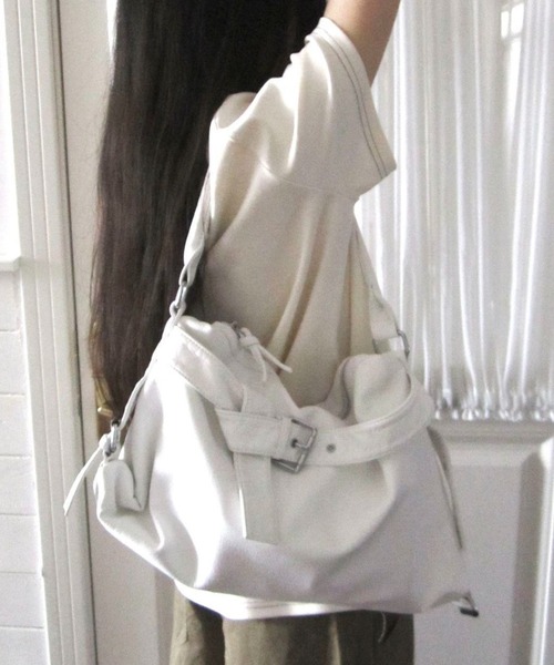 DIAVEL（ディアベル）の「【4色展開・2WAY】韓国CHILLムード ソフトレザー大容量ショルダー＆クロスバッグ（ショルダーバッグ・レディース・ホワイト/ブラック/シルバー/ブラウン・F）」の2枚目の写真