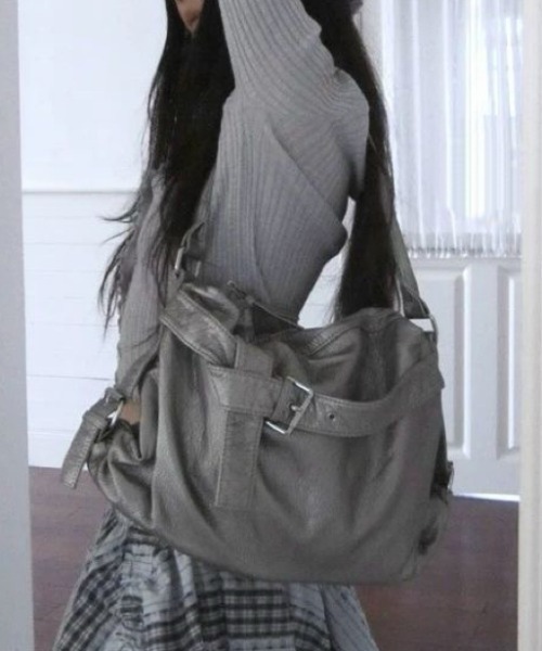 DIAVEL（ディアベル）の「【4色展開・2WAY】韓国CHILLムード ソフトレザー大容量ショルダー＆クロスバッグ（ショルダーバッグ・レディース・ホワイト/ブラック/シルバー/ブラウン・F）」の4枚目の写真