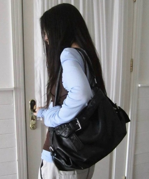 DIAVEL（ディアベル）の「【4色展開・2WAY】韓国CHILLムード ソフトレザー大容量ショルダー＆クロスバッグ（ショルダーバッグ・レディース・ホワイト/ブラック/シルバー/ブラウン・F）」の10枚目の写真