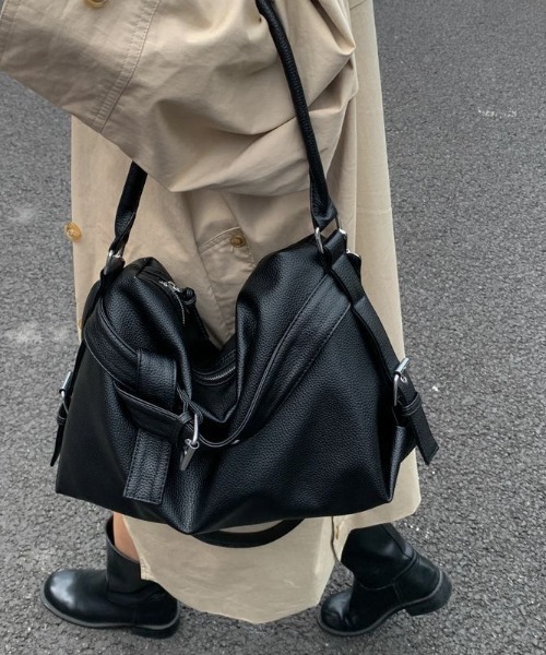 DIAVEL（ディアベル）の「【4色展開・2WAY】韓国CHILLムード ソフトレザー大容量ショルダー＆クロスバッグ（ショルダーバッグ・レディース・ホワイト/ブラック/シルバー/ブラウン・F）」の7枚目の写真