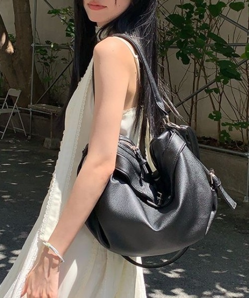 DIAVEL（ディアベル）の「【4色展開・2WAY】韓国CHILLムード ソフトレザー大容量ショルダー＆クロスバッグ（ショルダーバッグ・レディース・ホワイト/ブラック/シルバー/ブラウン・F）」の16枚目の写真