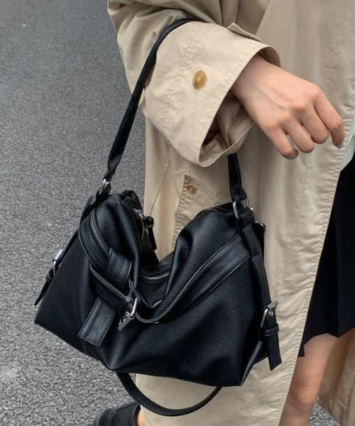 DIAVEL（ディアベル）の「【4色展開・2WAY】韓国CHILLムード ソフトレザー大容量ショルダー＆クロスバッグ（ショルダーバッグ・レディース・ホワイト/ブラック/シルバー/ブラウン・F）」の8枚目の写真