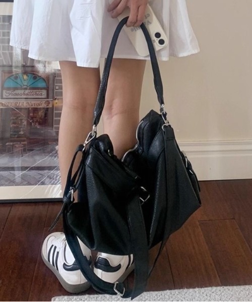 DIAVEL（ディアベル）の「【4色展開・2WAY】韓国CHILLムード ソフトレザー大容量ショルダー＆クロスバッグ（ショルダーバッグ・レディース・ホワイト/ブラック/シルバー/ブラウン・F）」の14枚目の写真