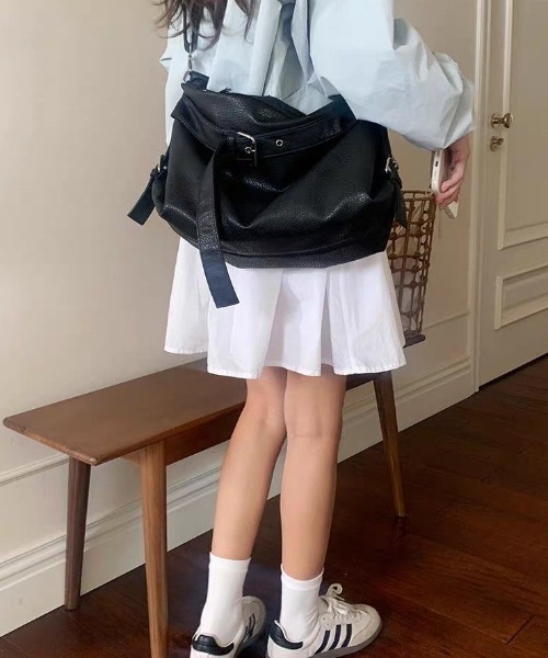 DIAVEL（ディアベル）の「【4色展開・2WAY】韓国CHILLムード ソフトレザー大容量ショルダー＆クロスバッグ（ショルダーバッグ・レディース・ホワイト/ブラック/シルバー/ブラウン・F）」の15枚目の写真