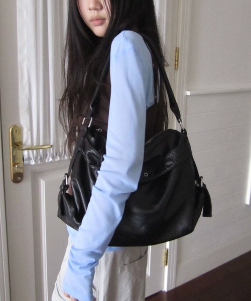 DIAVEL（ディアベル）の「【4色展開・2WAY】韓国CHILLムード ソフトレザー大容量ショルダー＆クロスバッグ（ショルダーバッグ・レディース・ホワイト/ブラック/シルバー/ブラウン・F）」の6枚目の写真