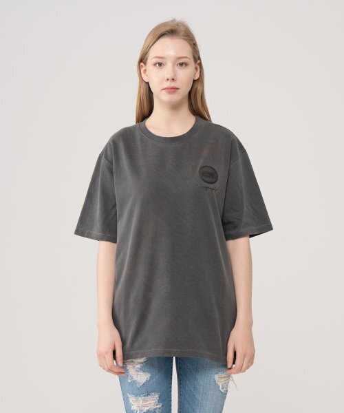 ICONOGRAPHY(アイコノグラフィー)の「PIGMENT EMBLEM SILICONE VOLUME PRINT BK(Tシャツ/カットソー・レディース・ブラック・MEDIUM/LARGE)」の3枚目の写真