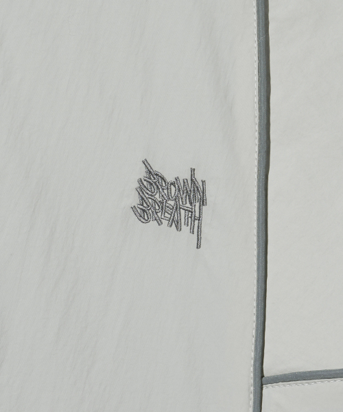 BROWNBREATH（ブラウンブレス）の「TAG NYLON TRACK JACKET - LIGHT GREY（ナイロンジャケット・レディース・その他・S/M/L/XL）」の4枚目の写真