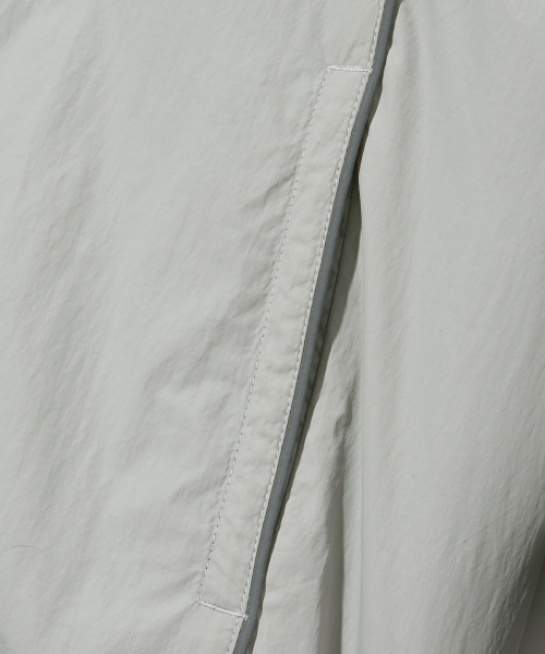 BROWNBREATH（ブラウンブレス）の「TAG NYLON TRACK JACKET - LIGHT GREY（ナイロンジャケット・レディース・その他・S/M/L/XL）」の6枚目の写真