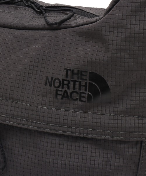 THE NORTH FACE(ザノースフェイス)の「THE NORTH FACE Menow Wander / ザ ノース フェイス メノウ ワンダー(ショルダーバッグ・メンズ・ダークグレー/ライトグレー・FREE)」の4枚目の写真