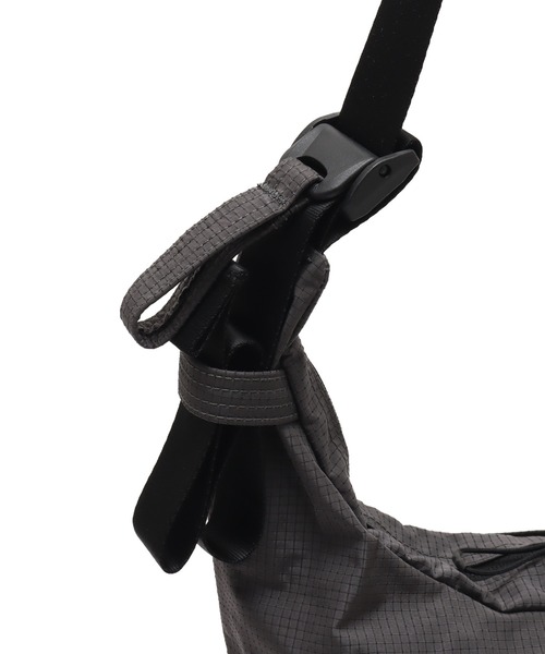 THE NORTH FACE(ザノースフェイス)の「THE NORTH FACE Menow Wander / ザ ノース フェイス メノウ ワンダー(ショルダーバッグ・メンズ・ダークグレー/ライトグレー・FREE)」の5枚目の写真