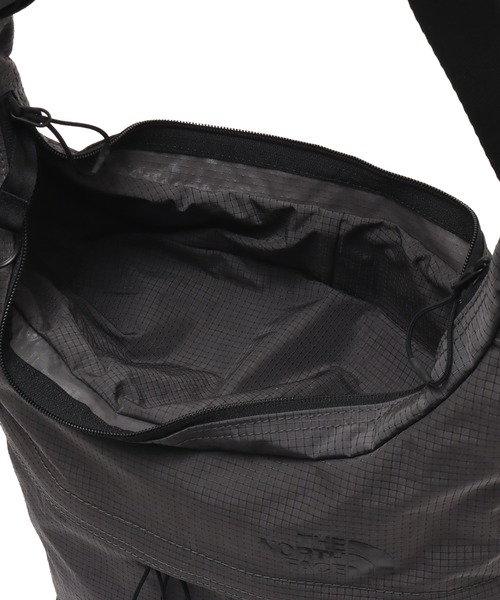 THE NORTH FACE(ザノースフェイス)の「THE NORTH FACE Menow Wander / ザ ノース フェイス メノウ ワンダー(ショルダーバッグ・メンズ・ダークグレー/ライトグレー・FREE)」の7枚目の写真