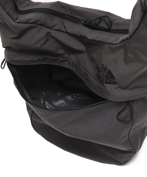 THE NORTH FACE(ザノースフェイス)の「THE NORTH FACE Menow Wander / ザ ノース フェイス メノウ ワンダー(ショルダーバッグ・メンズ・ダークグレー/ライトグレー・FREE)」の8枚目の写真