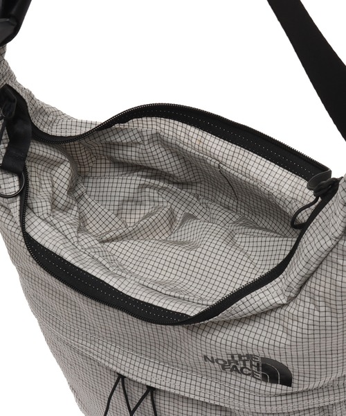 THE NORTH FACE(ザノースフェイス)の「THE NORTH FACE Menow Wander / ザ ノース フェイス メノウ ワンダー(ショルダーバッグ・メンズ・ダークグレー/ライトグレー・FREE)」の14枚目の写真