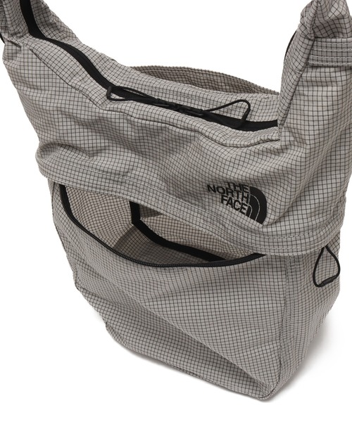 THE NORTH FACE(ザノースフェイス)の「THE NORTH FACE Menow Wander / ザ ノース フェイス メノウ ワンダー(ショルダーバッグ・メンズ・ダークグレー/ライトグレー・FREE)」の15枚目の写真