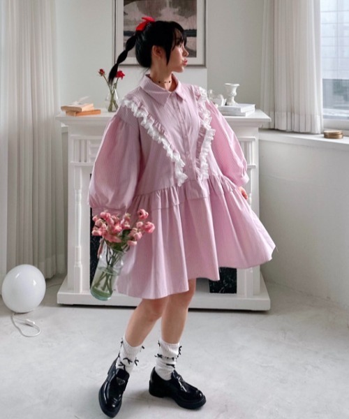 Aelina(エリナ)の「かわいいパッチワークレーストリムストライプ柄シャツワンピース(ワンピース・レディース・ピンク/ブルー・FREE)」の2枚目の写真