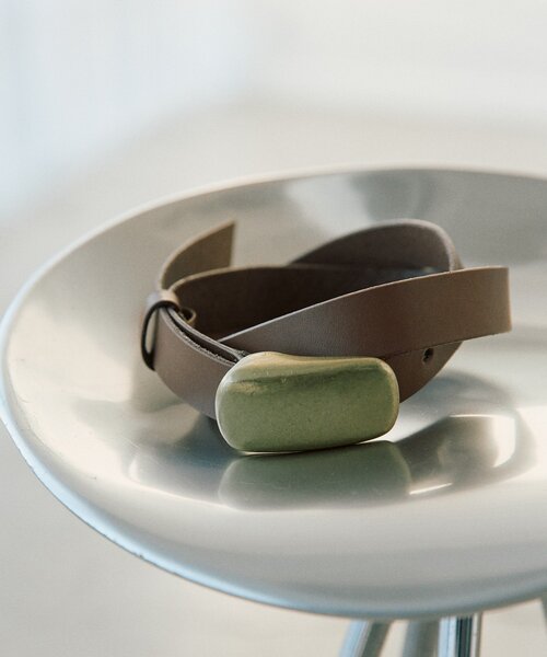 RIVE DROITE（リヴドロワ）の「予約【コーデを格上げ】イタバックルベルト（ベルト・レディース・ブラック/ベージュ・FREE）」の2枚目の写真