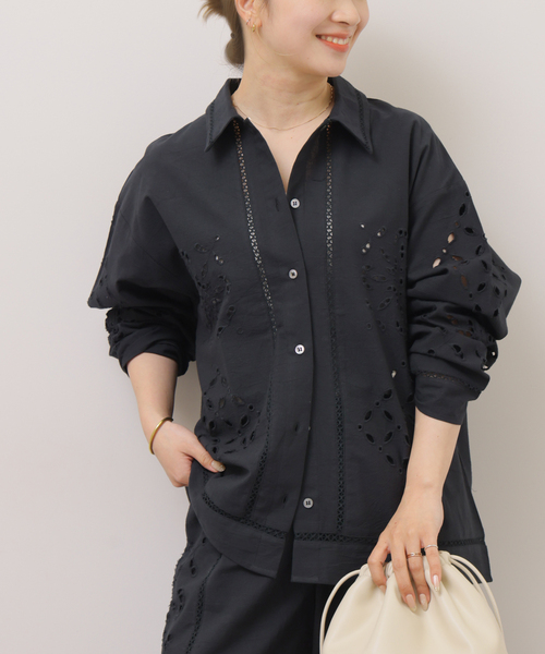 JOURNAL STANDARD relume（ジャーナルスタンダード　レリューム）の「［26SS新作］カットワークエンブロイダリーシャツ（シャツ/ブラウス・レディース・ブラック/アイボリー・FREE）」の2枚目の写真