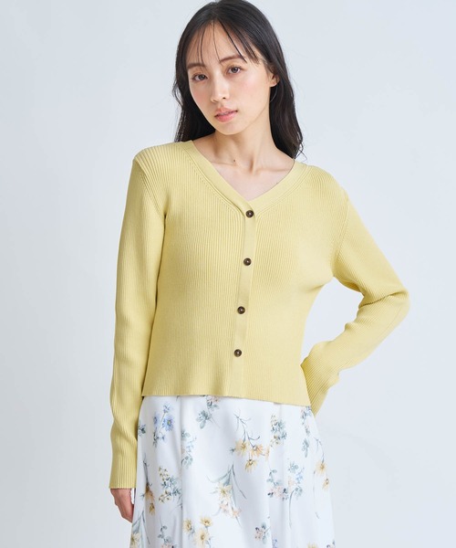 NOELA(ノエラ)の「Vネックボタンリブニット(カーディガン/ボレロ・レディース・ネイビー/オフホワイト/イエロー/ラベンダー・フリー)」の4枚目の写真