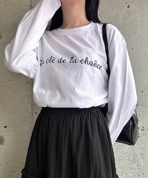 etta(エタ)の「リボン英字グラフィックロンT/長袖Tシャツ(Tシャツ/カットソー・レディース・ホワイト・MEDIUM)」の1枚目の写真