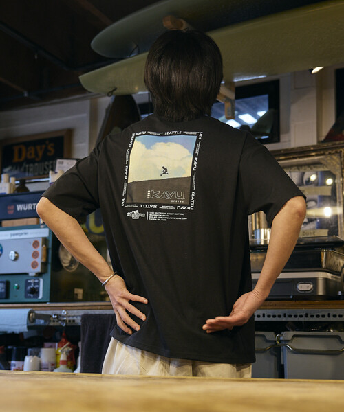 FREAK'S STORE(フリークスストア)の「限定展開 KAVU×FREAK'S STORE カブー 別注 ビッグシルエット バックフォトプリント Tシャツ HIKER(Tシャツ/カットソー・メンズ・ホワイト/アッシュグレー/グレイッシュベージュ/ブラック・LARGE/MEDIUM/SMALL)」の3枚目の写真