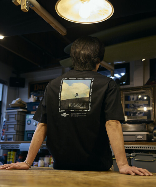 FREAK'S STORE(フリークスストア)の「限定展開 KAVU×FREAK'S STORE カブー 別注 ビッグシルエット バックフォトプリント Tシャツ HIKER(Tシャツ/カットソー・メンズ・ホワイト/アッシュグレー/グレイッシュベージュ/ブラック・LARGE/MEDIUM/SMALL)」の5枚目の写真