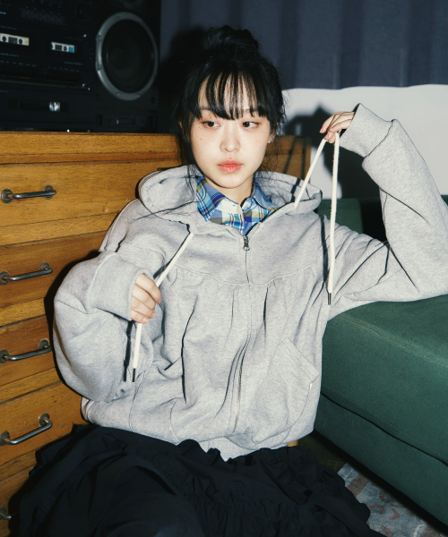 KIJIKO(キジコ)の「ke106-Shirring Hooded Zip Up Melange Gray(パーカー・レディース・グレー・FREE)」の11枚目の写真