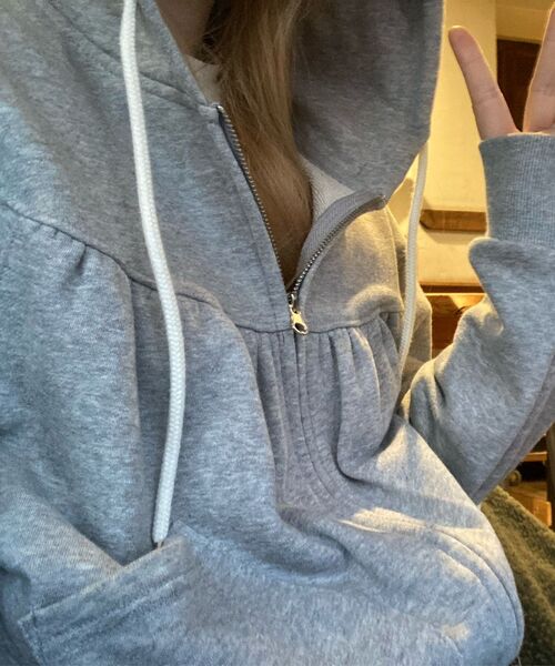 KIJIKO(キジコ)の「ke106-Shirring Hooded Zip Up Melange Gray(パーカー・レディース・グレー・FREE)」の2枚目の写真